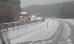 Antalya'nın yüksek kesimlerinde kar ve dolu sürprizi