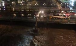 Atatürk Köprüsü, taşkın riskine karşı yaya trafiğine kapatıldı