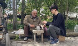 Bedensel engelli baba, oğluyla birlikte bıçak bileyerek geçimini sağlıyor