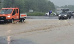 Bartın'da ırmak taştı, kara yolunu su bastı