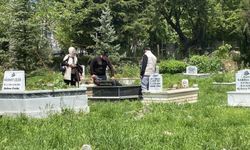 Bolu'da vatandaşlar arefe günü kabir başında dua etti