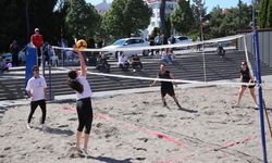Denizi olmayan Bolu’da plaj voleybolu oynadılar
