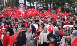 Yüzlerce Bolulu 200 metrelik Türk bayrağı eşliğinde yürüdü