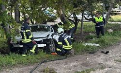 Kontrolden çıkan otomobil ağaca çarptı