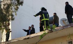 Çatıya çıkıp üzerine benzin döktü gazeteci oyaladı polis yakaladı