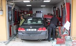 Çay içmeye geldiler, fren yerine gaza basınca gözlükçüye daldılar