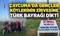 Çaycuma'da gençler köylerinin zirvesine Türk bayrağı dikti