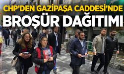 CHP’den Gazipaşa Caddesi’nde broşür dağıtımı