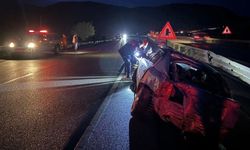 Tosya'da otomobil bariyerlere çarptı: 2 yaralı