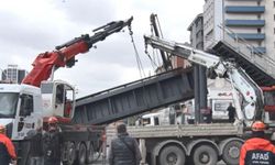 Damperi açık kamyon faciaya neden oldu: Üst geçit çöktü, 3 yaralı