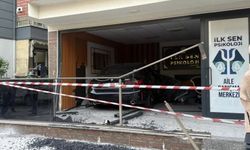 Kontrolden çıkan otomobil, danışmanlık merkezine daldı: O anlar kamerada