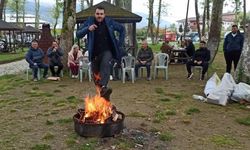 Devrek'te vatandaşlar ateşin üzerinden atlayarak baharı kutladı