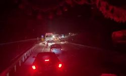 Devrilen tır yolu 3 saat ulaşıma kapattı