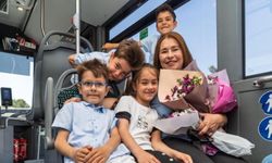 Direksiyon başında bir anne, durakta bekleyen dört kalp