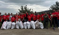 Doğa için yürüyen gençler 40 çuval çöp topladı