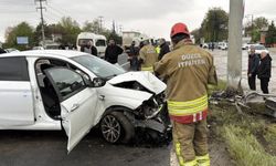 EDS tabelasına çarpan otomobilin sürücüsünü itfaiye kurtardı