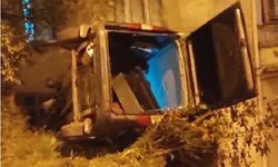 Freni boşalan araç apartman boşluğuna uçtu