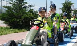 Geleceğin sürücüleri trafik eğitim parkurunda
