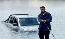 Göletten geçmek isterken aracıyla mahsur kaldı