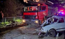 Köprü girişinde iki araç kafa kafaya çarpıştı: 2’si ağır 3 yaralı