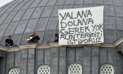 Ücretleri ödenmeyince çalıştıkları cami inşaatının kubbesine çıktılar