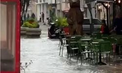 Sağanak ve dolu sonrası iş yerlerini su bastı