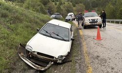 Kontrolden çıkan otomobil şarampole çarptı: 3 yaralı