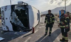 Mersin’de öğrenci servisi devrildi: 17 yaralı
