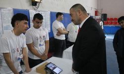 Meslek lisesi öğrencileri işaret dilini yapay zekayla sese dönüştürdü