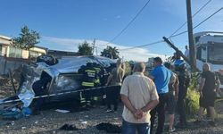 Midibüs ile panelvan çarpıştı: 1 ölü, 8 yaralı