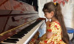 6 yaşındaki görme engelli Nil, 10 enstrümanla hayallerine yürüyor