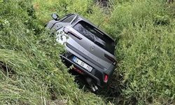 Su kanalına devrilen otomobildeki 2 kişi yaralandı