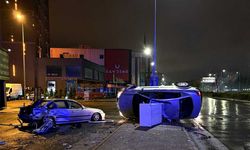 Otomobil park halindeki araca çarpıp yan yattı: 2 yaralı