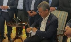 Özgür Özel kendisine verilen mutlak butlan tebligatını yırttı