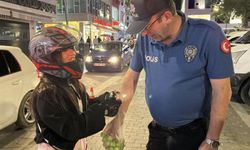 Ehliyet sevincini polislere erik ikram ederek paylaştı