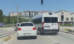 Servis aracını otomobilin üzerine böyle sürdü
