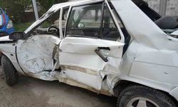 Tıra Çarpan Otomobil Hurdaya Döndü: 2 Yaralı