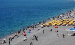 Bayramın ilk gününde tatilciler Antalya sahillerine akın etti