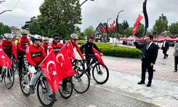 Türk bayraklarıyla Gençlik Haftası'nda pedal çevirdiler