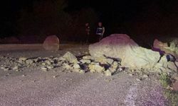Yamaçtan kopan kaya parçaları yola savruldu