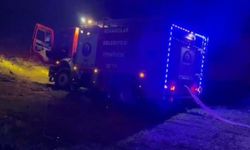Yangına giden itfaiye aracı çamura saplandı