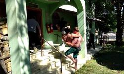 Acı çeken rakibini kucağında taşıdı, imdadına seyirci yetişti