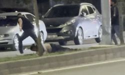 Bir tokatla yere serdiği şahsı sürükleyerek götürdü, o anlar kamerada