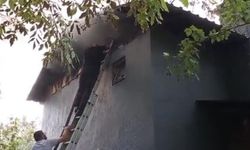 Bolu’da 2 katlı evin çatı katında yangın çıktı