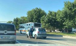 Bozulan aracı polis iterek kenara çekti