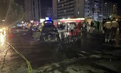 Otomobil ile motosiklet çarpıştı: Araçlar alevlere teslim oldu
