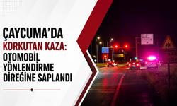 Çaycuma’da korkutan kaza: Otomobil yönlendirme direğine saplandı!