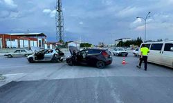 İki otomobil kavşakta çarpıştı: 1 yaralı