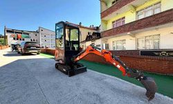 İş insanından mini ekskavatör desteği