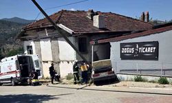 İş yerinin depo duvarına çarpan otomobildeki yaşlı karı koca hayatını kaybetti